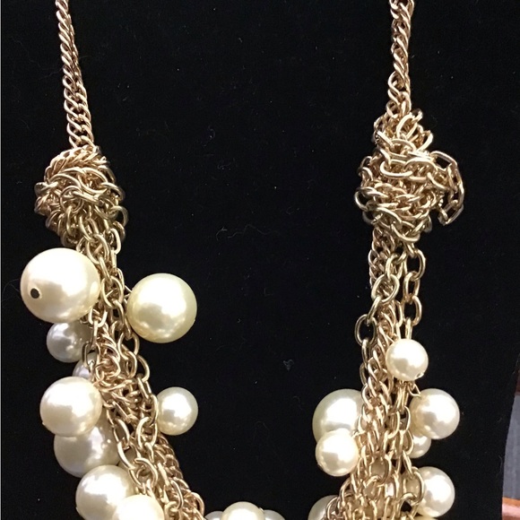 NWOT Beautiful cream color faux Pearls in various sizes on a gold chain - Picture 3 of 4
